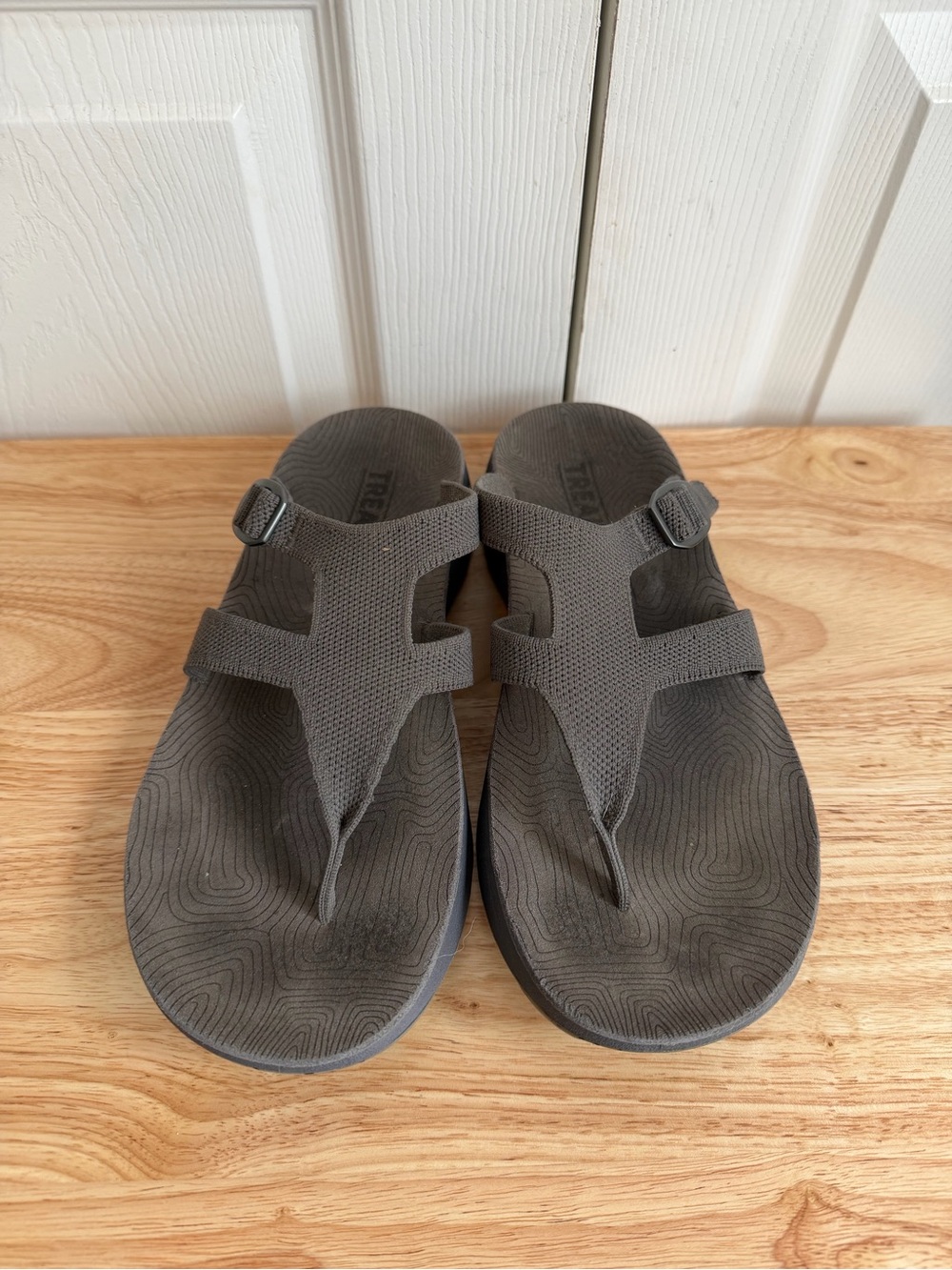 Tread Labs Covelo Grey Thong Sandals Womens 9 Adjustable Buckle Comfort